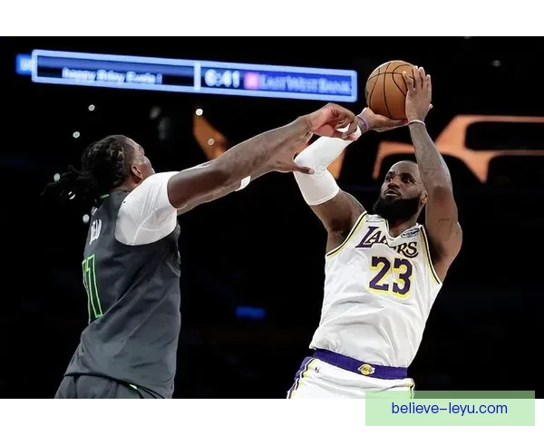 《詹姆斯再创历史新纪录 湖人逆转战胜勇士迎来季后赛首胜》